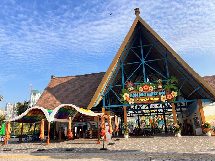 A building with a large sign reading "Hòn Đảo Nhiệt Độ Tropical Island".