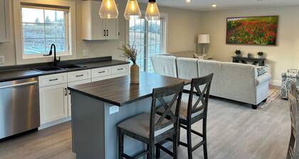 Waterfront St. Peters Bay retreat, 5 Minutes to the spa! New and cozy!!