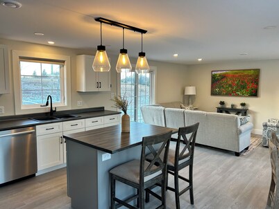 Waterfront St. Peters Bay retreat, 5 Minutes to the spa!  New and cozy!!