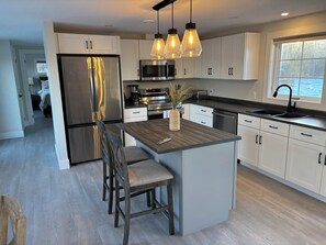 Jääkaappi, mikroaaltouuni, uuni, liesi