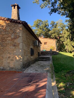 المنطقة المحيطة بالمنشأة