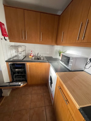 Refrigerador, microondas, horno, placa de cocina