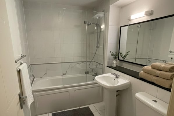 Shower, towels - Dublin City Escape - Modern Apartment (Dublin)