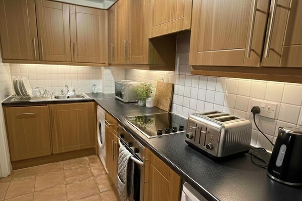 Fridge, microwave, oven, stovetop - Dublin City Escape - Modern Apartment (Dublin)