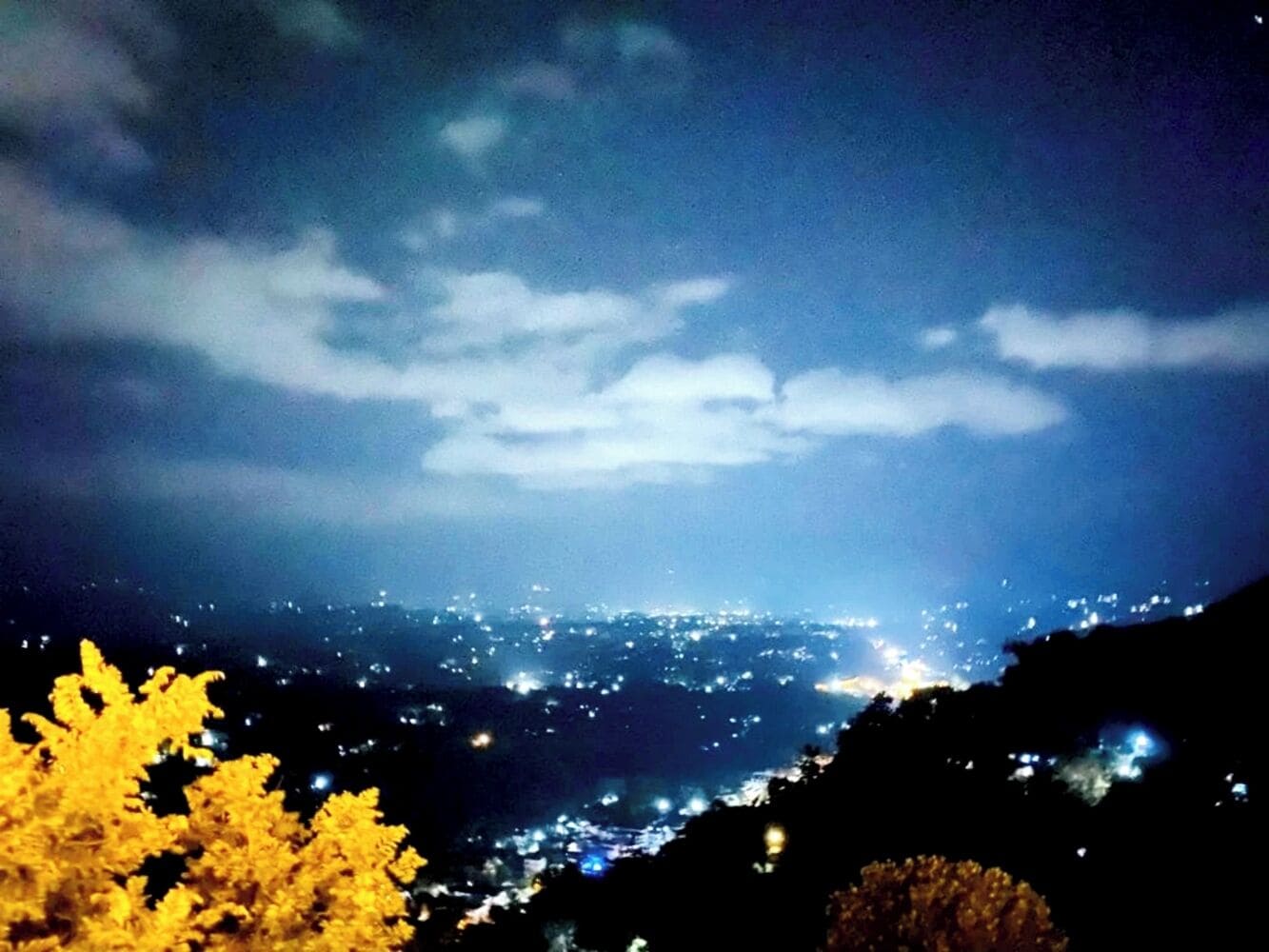 Fachada de la propiedad por la tarde o noche