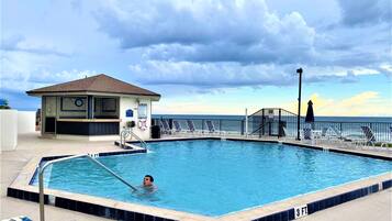 Een buitenzwembad, een verwarmd zwembad