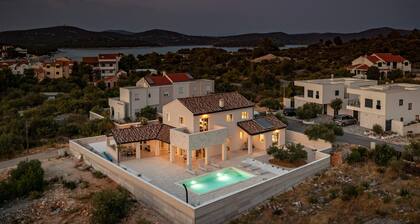 Villa Royal Stone With Pool in Jezera