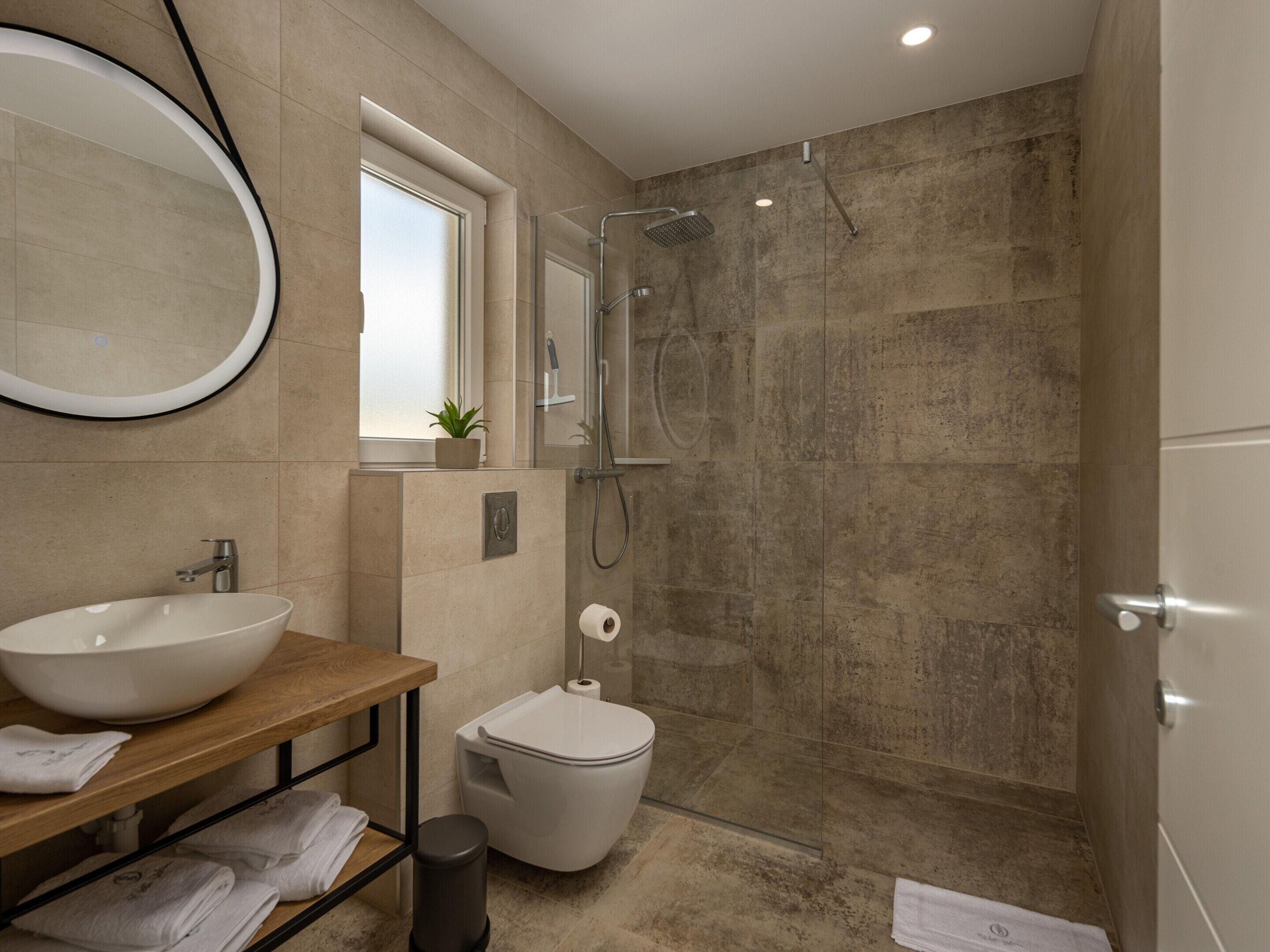 Villa | Salle de bain | Douche, séchoir à cheveux
