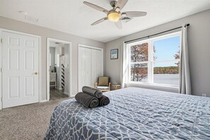 6 bedrooms, free WiFi, bed sheets - Spacious 6Bedroom, Charming Lakefront Home, Heart of Poconos, Sleeps 14+, 4 Bath (Pocono Summit)
