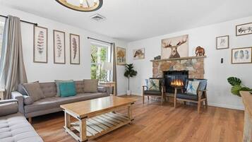 Smart-tv och eldstad