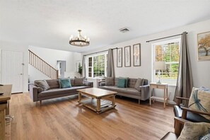 Smart TV, fireplace - Spacious 6Bedroom, Charming Lakefront Home, Heart of Poconos, Sleeps 14+, 4 Bath (Pocono Summit)