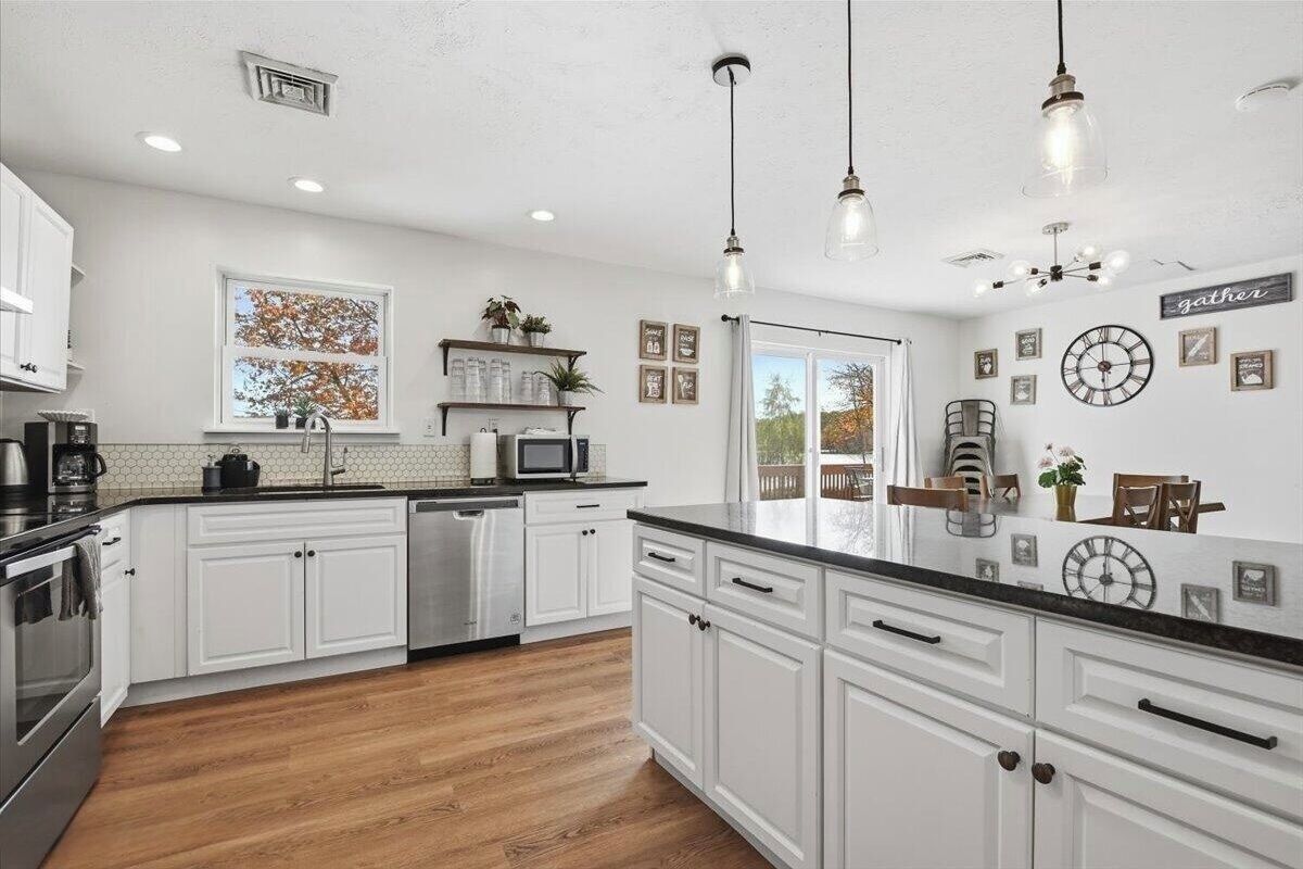 Mikrobølgeovn, ovn, kokeplater og oppvaskmaskin