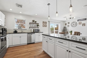 Mikrovågsugn, ugn, spishäll och diskmaskin