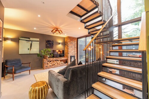 Architectural Hideaway, Unique 2BR in Surbiton - Pass the Keys