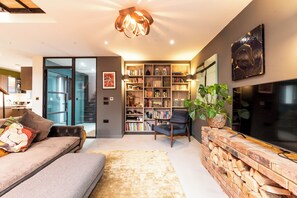 TV, books - Architectural Hideaway, Unique 2BR in Surbiton - Pass the Keys (Surbiton)