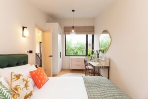 3 bedrooms, iron/ironing board, free WiFi, bed sheets - Architectural Hideaway, Unique 2BR in Surbiton - Pass the Keys (Surbiton)