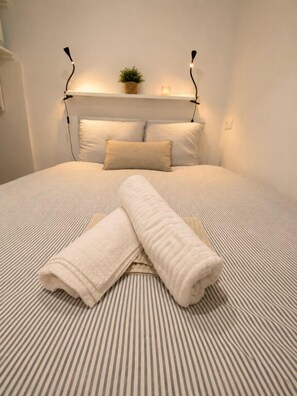 1 habitación, tabla de planchar con plancha y ropa de cama 