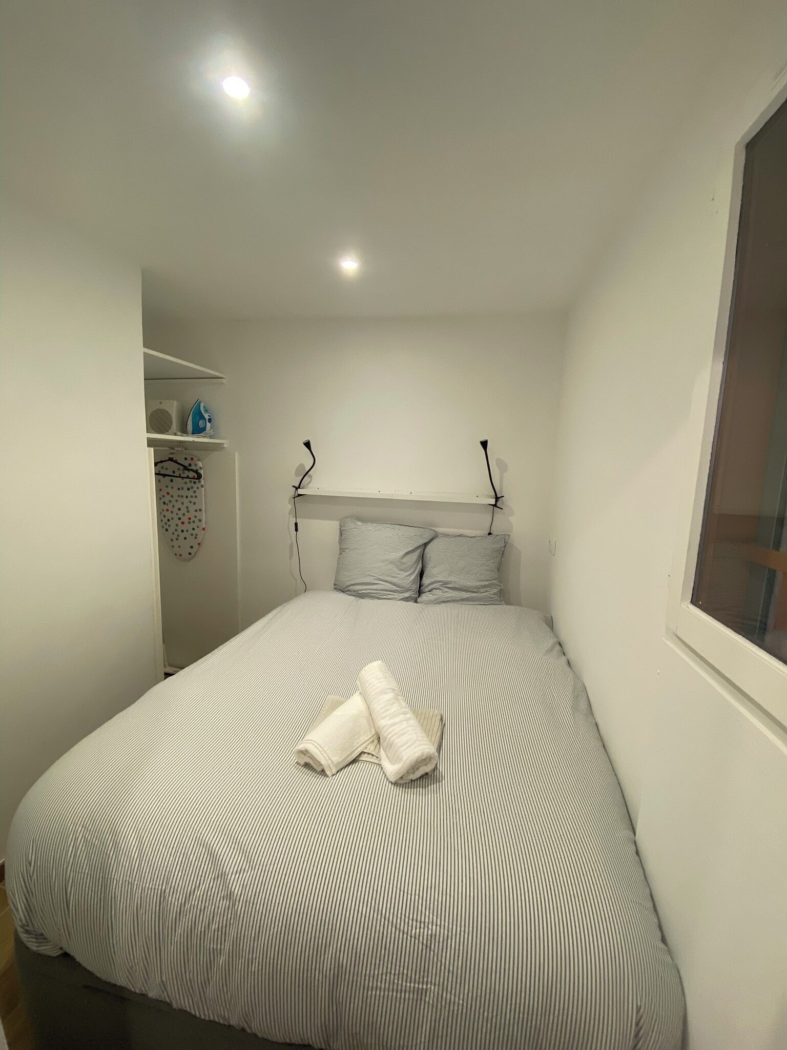 1 slaapkamer, een strijkplank/strijkijzer, beddengoed