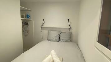 1 slaapkamer, een strijkplank/strijkijzer, beddengoed