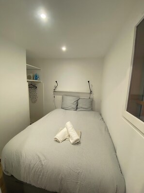 1 makuuhuone, silitysrauta/-lauta, vuodevaatteet