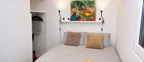 1 habitación, tabla de planchar con plancha y ropa de cama