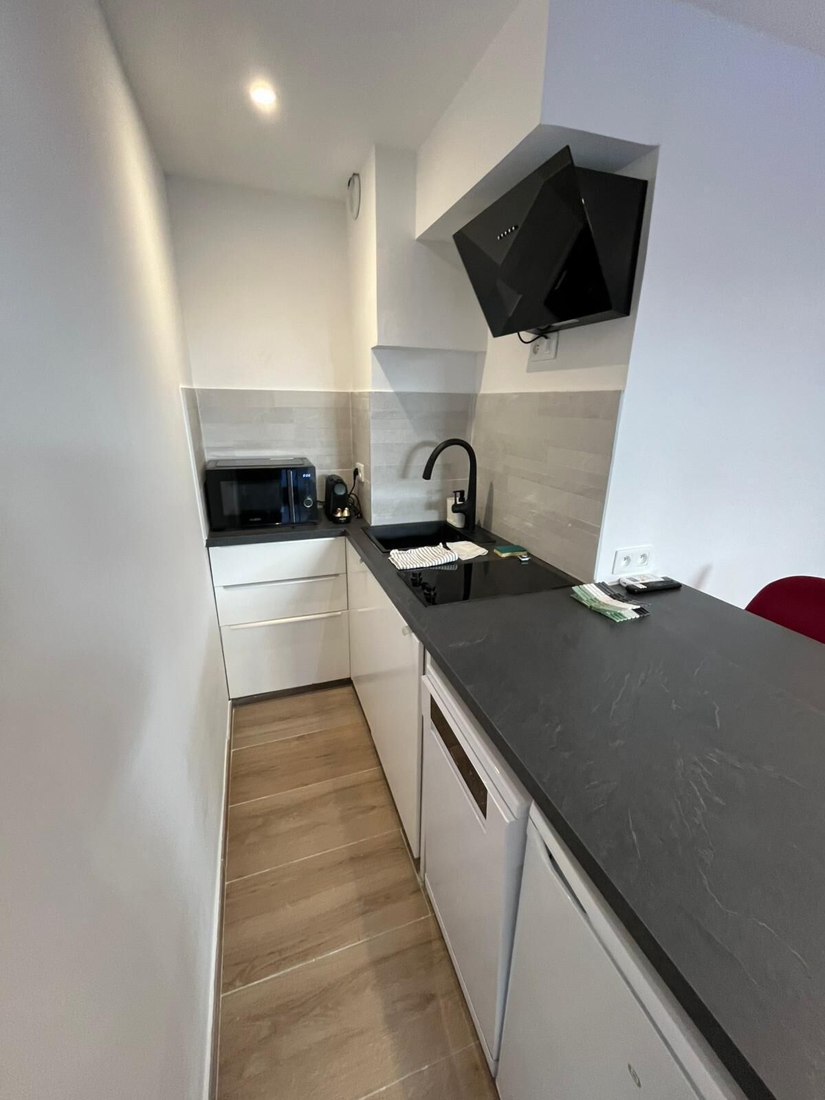 Een microgolfoven, een kookplaat, een vaatwasser