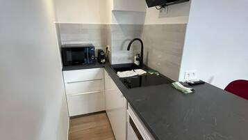 Een microgolfoven, een kookplaat, een vaatwasser