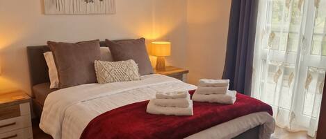 4 soveværelser, skrivebord, strygejern/strygebræt, weekendseng