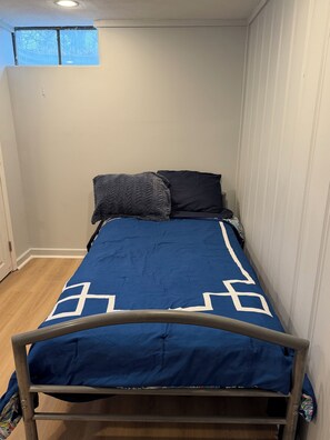 Tabla de planchar con plancha, wifi y ropa de cama 