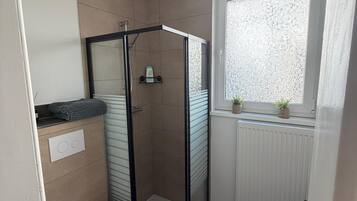 Dusche, Haartrockner, Handtücher, Seife