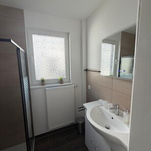 シャワー、ヘアドライヤー、タオル、石鹸