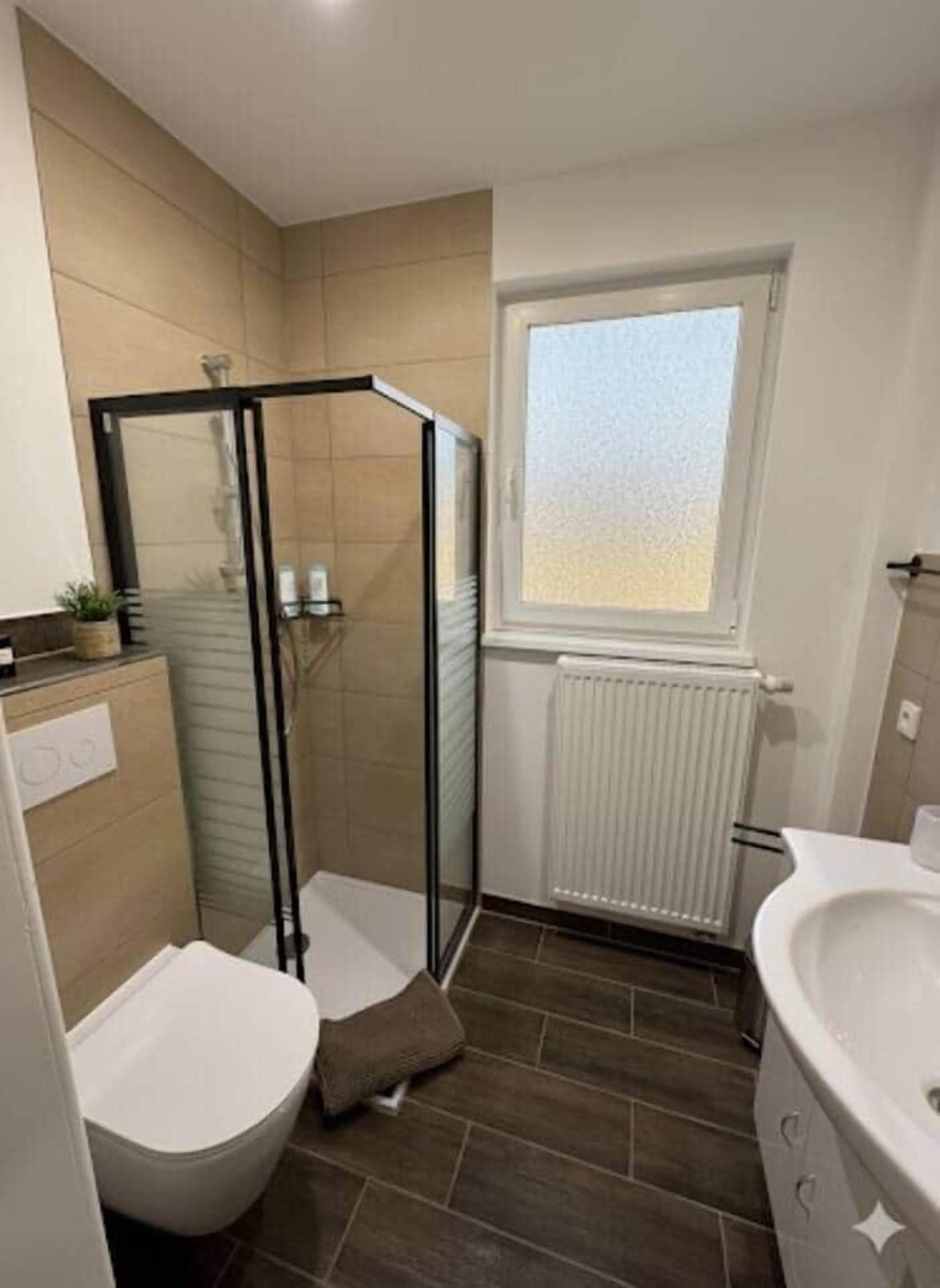 Ducha, secador de pelo, toallas, jabón