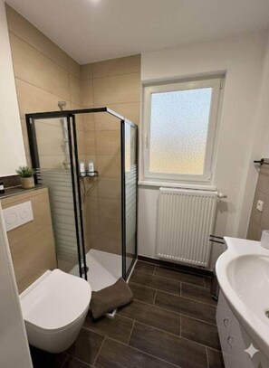 Shower, hair dryer, towels, soap - Old town apartment with 2 bedrooms & new bathroom (Hallenberg)