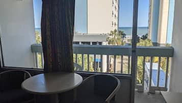 Quarto casal clássico, 2 camas Queen, vista para a praia | Vista do quarto