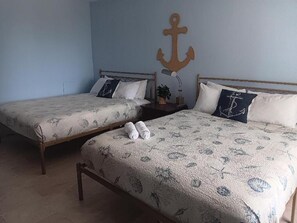 Classic dubbelrum - 2 queensize-sängar - utsikt mot stranden | Skrivbord, arbetsyta för laptop, gratis wi-fi och sängkläder