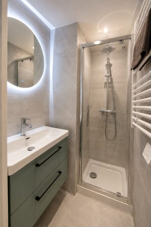 Een douche, een haardroger, handdoeken