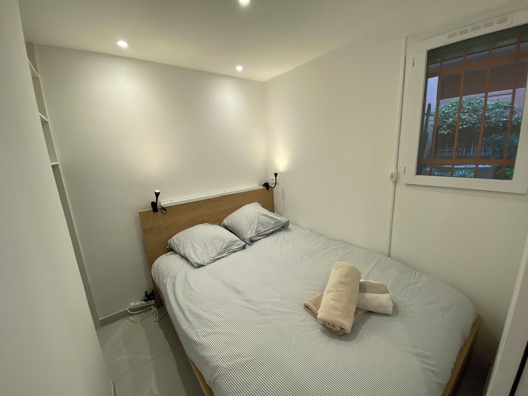 Iron/ironing board, bed sheets