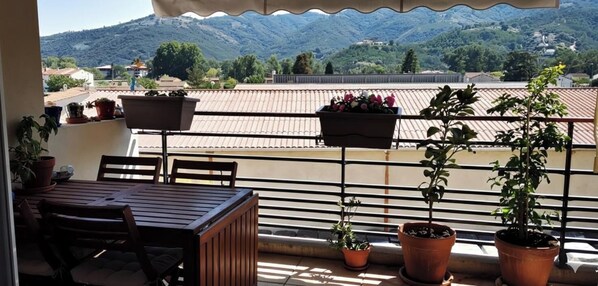 Outdoor dining - Lovely 3-room apartment overlooking the Tanneron, 10 minutes from the sea and Grasse (Pégomas)