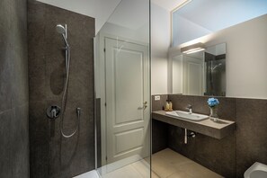 Dusche, Haartrockner, Bidet, Handtücher