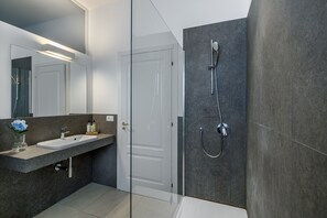 Shower, hair dryer, bidet, towels - Spacious and comfortable apartment in Ortigia (Siracusa)