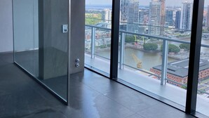 Un espacio de oficina moderno con un gran ventanal que ofrece vistas a la ciudad.