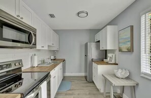 Køleskab, mikrobølgeovn, ovn, kogeplade