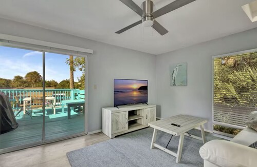 Stylish 1BR private balcony apartment on the intercostal w/ Pool access