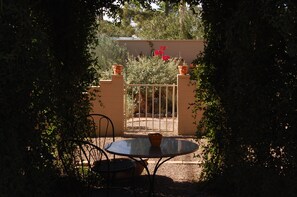 Outdoor dining - The Casita at Lizard Gate is a 1-bedroom guest house in mid-town Tucson. (Tucson)