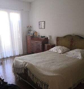 1 bedroom, iron/ironing board, bed sheets - LARGE F2 7 MN WALK FROM THE BEACH "LA VELA". (Nice)