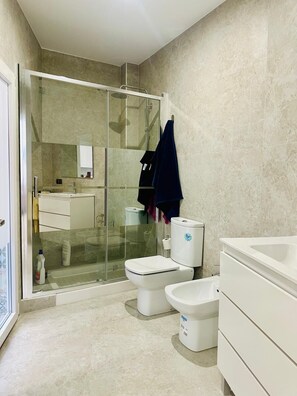 Een douche, een haardroger, een bidet, handdoeken