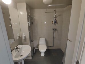 Een douche, handdoeken
