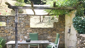 Outdoor dining - Charming Old Farmhouse in Secluded Nature – Perfect for Family & Friends (Sédeilhac)