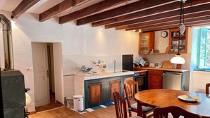 Private kitchen - Charming Old Farmhouse in Secluded Nature – Perfect for Family & Friends (Sédeilhac)