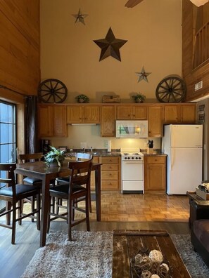 Fridge, microwave, oven, stovetop - Cozy Western Style log cabin in Branson near major tourist attractions (Branson)